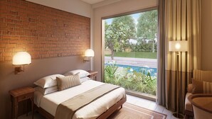 Un dormitorio con pared de ladrillo, un ventanal con vistas a una piscina y follaje, una cama con almohadas y dos lámparas de noche.