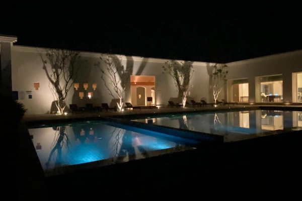 Hồ bơi ngoài trời