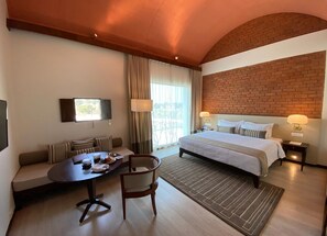 Quarto duplo premium | Frigobar, cofres nos quartos, escrivaninha