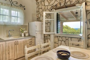 Villa de diseñador, 2 habitaciones, alberca privada | Cocina privada | Refrigerador, microondas, horno y parrilla de estufa 