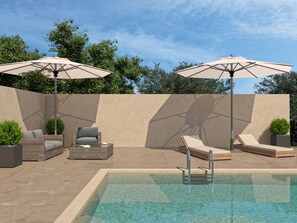 Piscine extérieure, parasols de plage, chaises longues