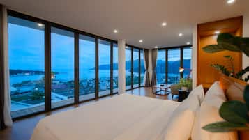 Seprai premium, brankas, setrika/meja setrika, dan Wi-Fi gratis