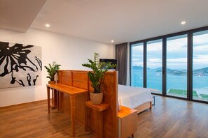 Premium bedding, in-room safe, iron/ironing board, free WiFi