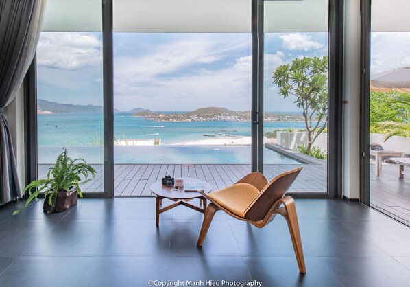 Ropa de cama de alta calidad y caja de seguridad en la habitación 