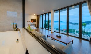 Ropa de cama de alta calidad y caja de seguridad en la habitación 