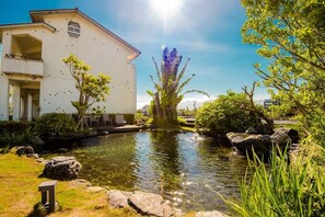 إطلالة على البحيرة