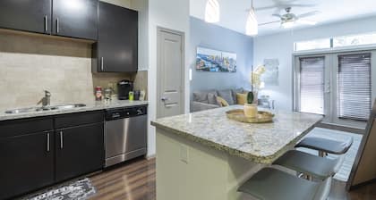 Luxurious & Cozy Midtown Texas Condo