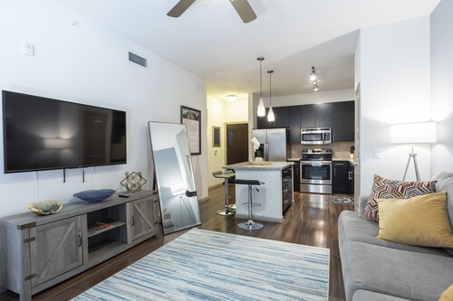 Luxurious & Cozy Midtown Texas Condo