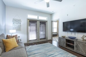 1 bedroom, iron/ironing board, free Internet, bed sheets - Luxurious & Cozy Midtown Texas Condo (Houston)