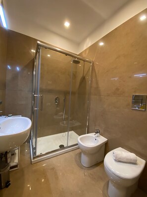 Haartrockner, Handtücher, Seife, Shampoo