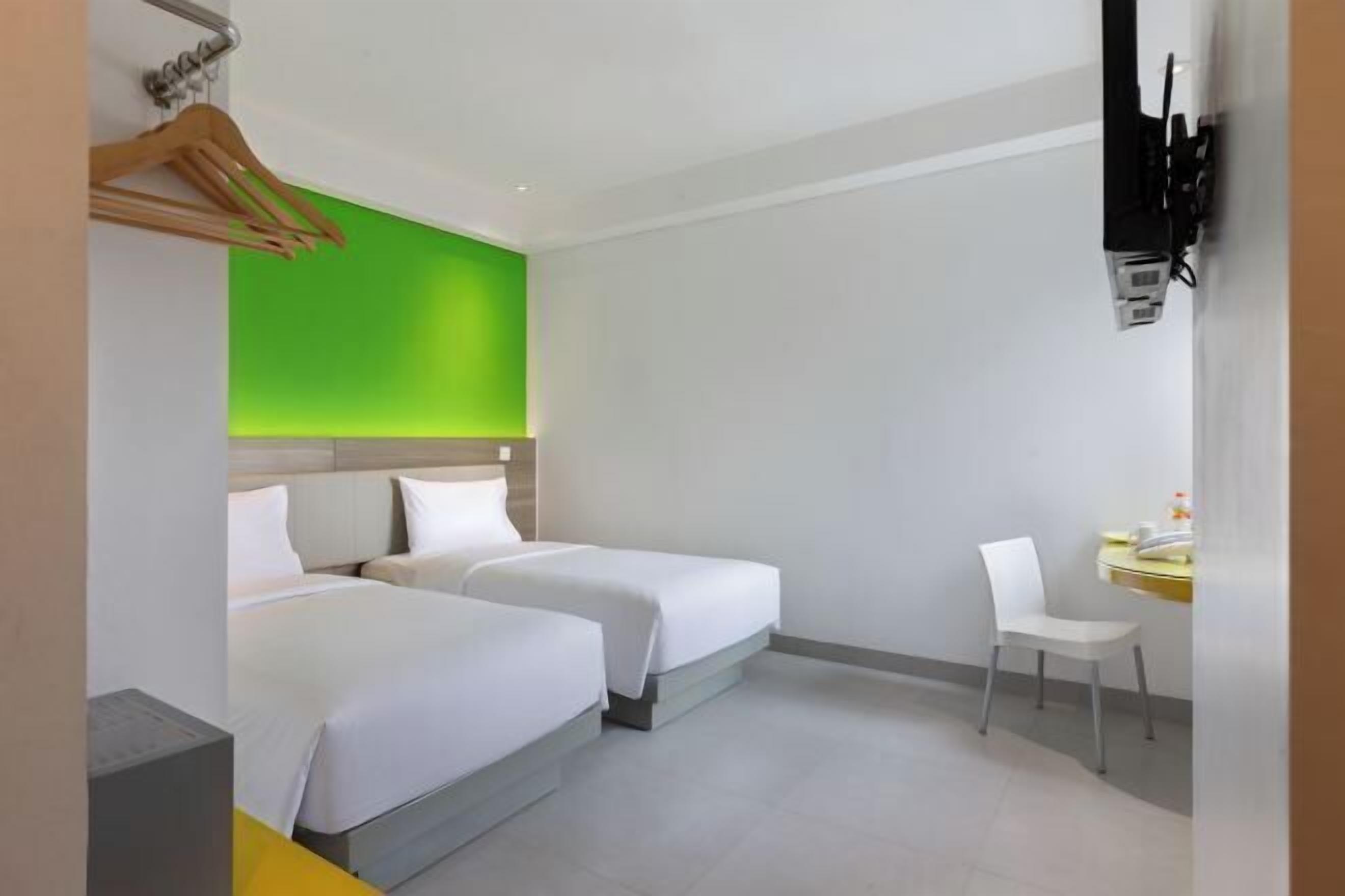 Desk, soundproofing, free WiFi, bed sheets