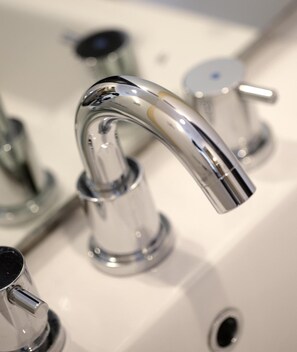 Shower, slippers, towels, soap - Amaris Hotel Slipi (Jakarta)