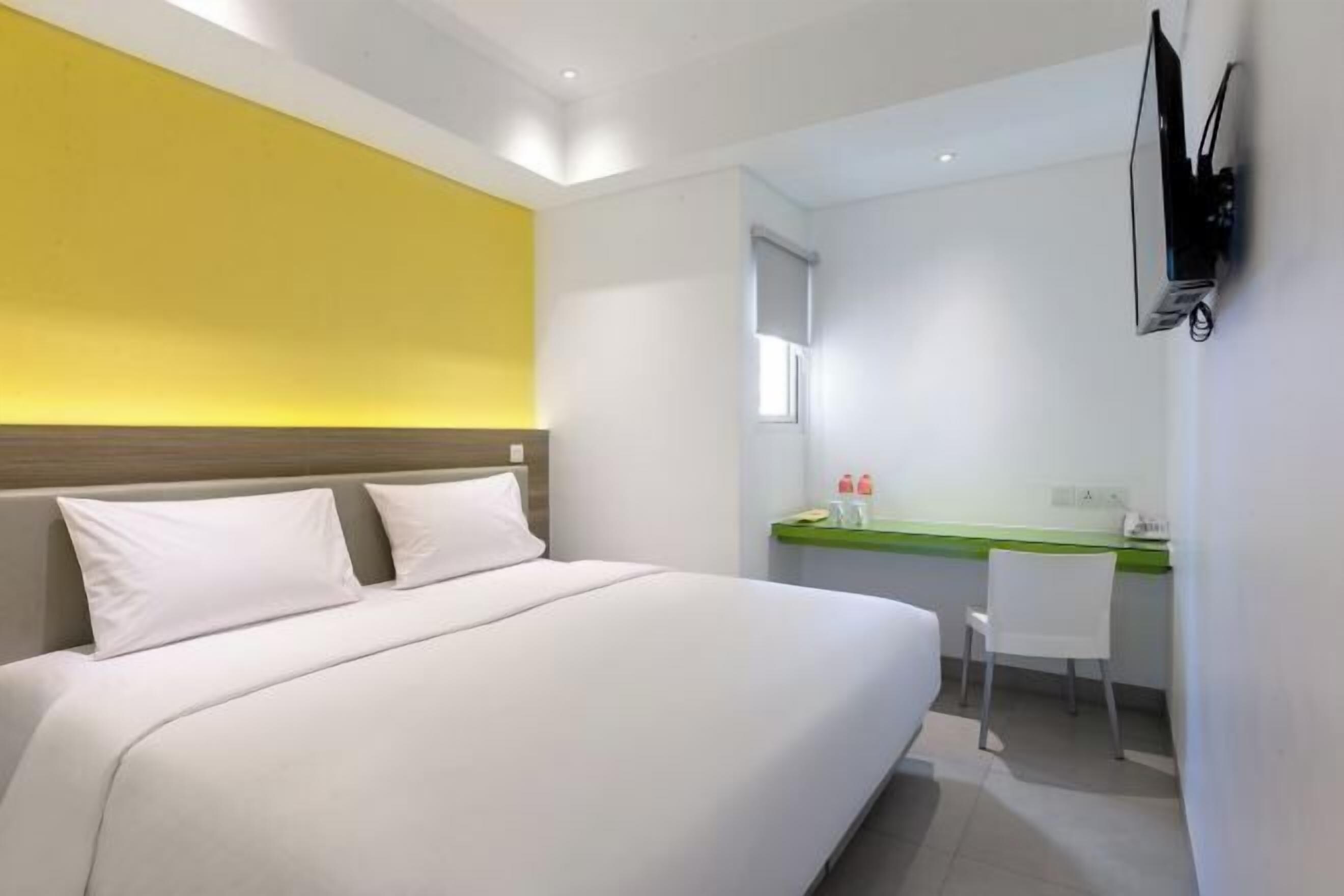 Desk, soundproofing, free WiFi, bed sheets