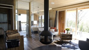Un salon moderne avec une cheminée, un plancher en bois et un tapis en peau de vache.