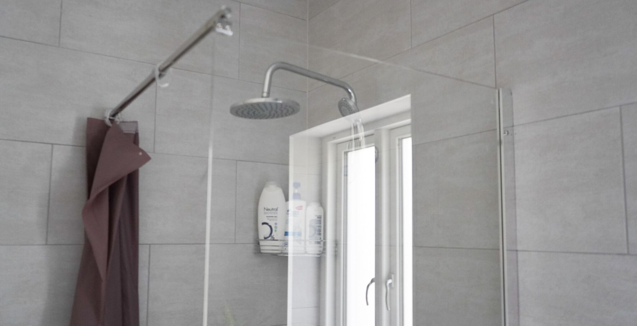 Douche, sèche-cheveux, chauffage par le sol (salle de bains)
