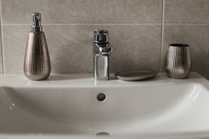 تجهيزات دش، مجففات شعر، مراحيض شطف، مناشف