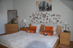 2 chambres, fer et planche à repasser, lit de bébé portatif