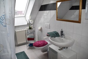 Baignoire, séchoir à cheveux, serviettes fournies, papier de toilette