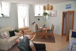 Fernseher, DVD-Player, Bücher