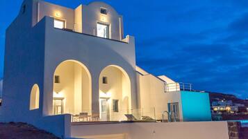 Facciata della struttura - sera/notte