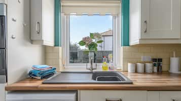 Een koelkast, een magnetron, een oven, een kookplaat