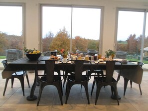 Petit déjeuner complet compris tous les jours