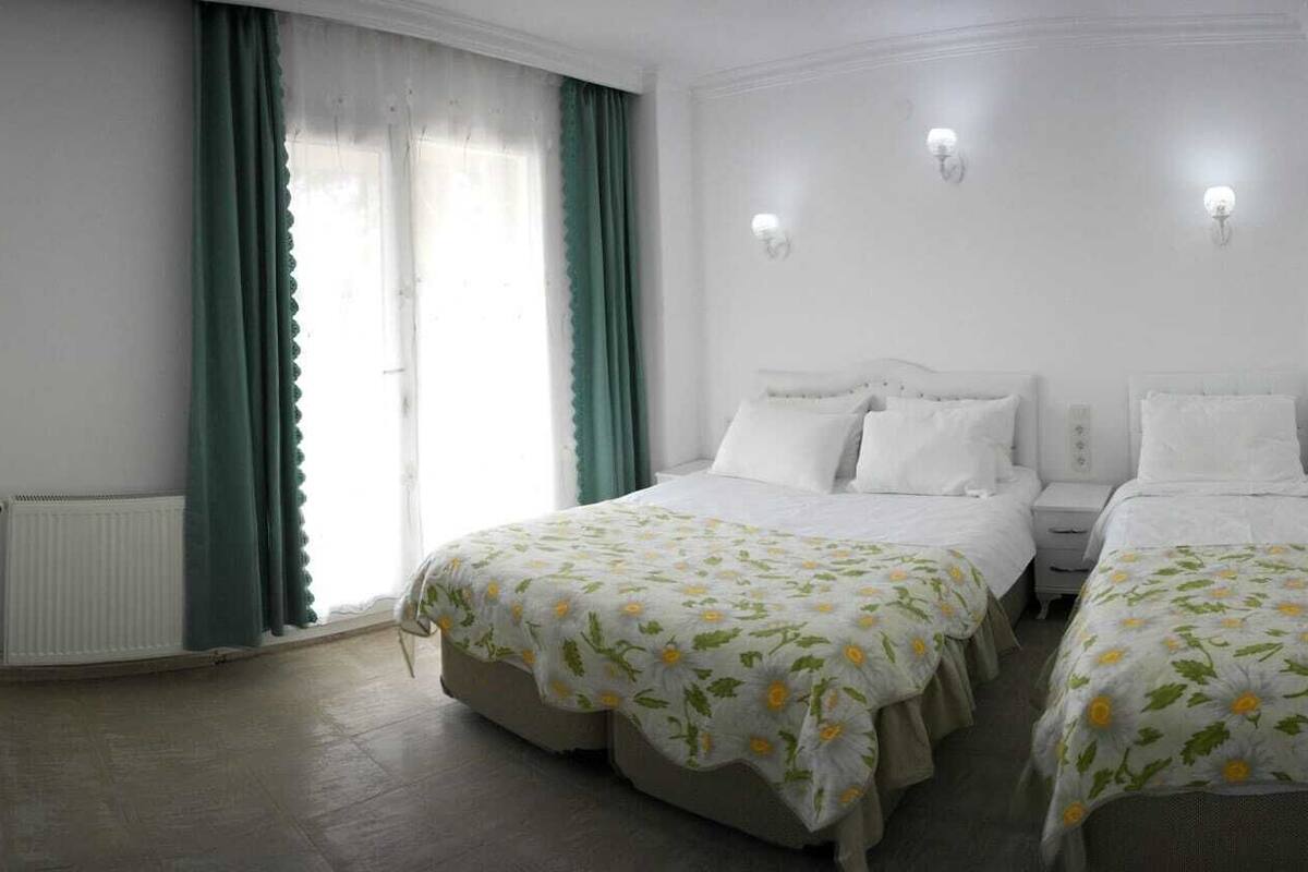 Quarto triplo | Roupas de cama premium, Wi-Fi de cortesia, individualmente decorados