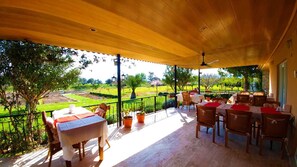 屋外ダイニングエリア