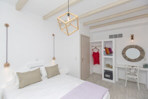 Ein modernes Schlafzimmer mit Bett, Schreibtisch und Stuhl. Es gibt einen Kleiderschrank, einen Spiegel und eine Hängeleuchte.