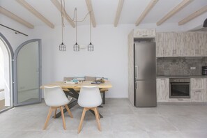 Een koelkast, een microgolfoven, een oven, een vaatwasser