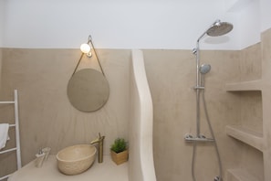 Combined shower/tub, hair dryer, towels, shampoo