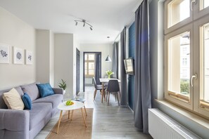Classic Apartment (Villa 1C) | Living room | 37-inch flat-screen TV with cable channels, TV - Sanhaus Apartments - Villa Haffnera (Sopot)