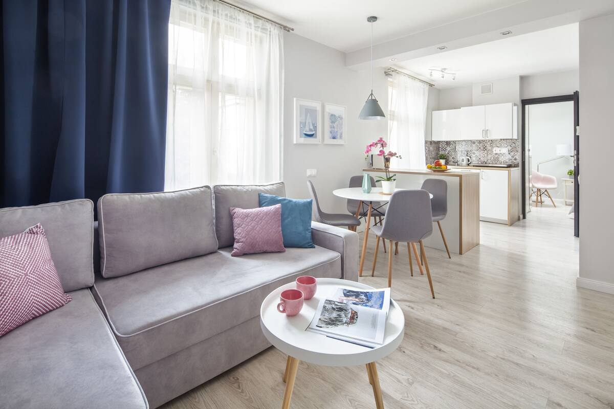 Comfort appartement (Villa 1D) | Woonkamer | Een 37-inch flatscreentelevisie met kabelzenders en televisie