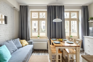 Apartamento clássico (Villa 1A) | Sala de estar | TV de tela plana 37 polegadas com canais a cabo, TV