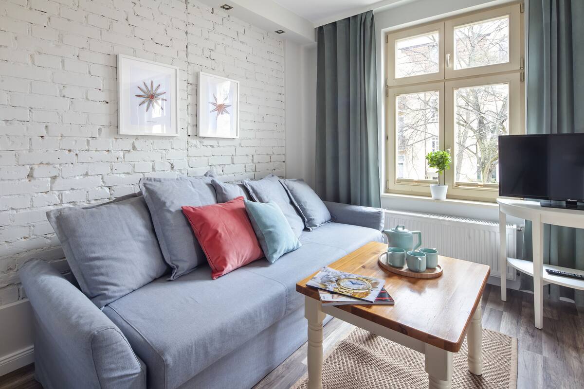 Familie appartement (Villa 1B) | Woonkamer | Een 37-inch flatscreentelevisie met kabelzenders en televisie