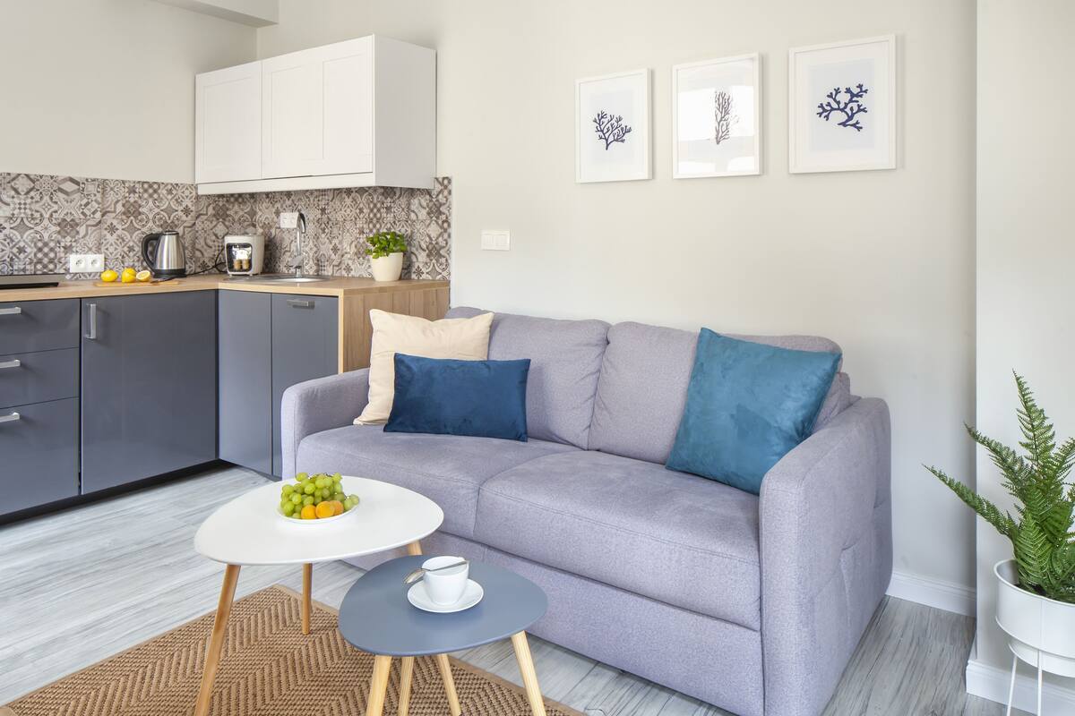 Klassiek appartement (Villa 1C) | Woonkamer | Een 37-inch flatscreentelevisie met kabelzenders en televisie