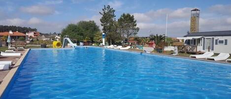 Una piscina al aire libre de temporada