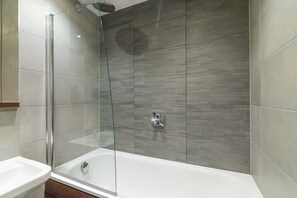 Shower, perlengkapan mandi gratis, handuk, dan sabun