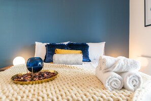 2 bedrooms, iron/ironing board, free WiFi, bed sheets - Luxury Townhouse (Manchester)