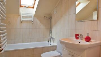Deluxe Apartment | Bathroom | Towels