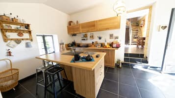 Fridge, microwave, oven, stovetop