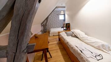 3 bedrooms, desk, iron/ironing board, free WiFi