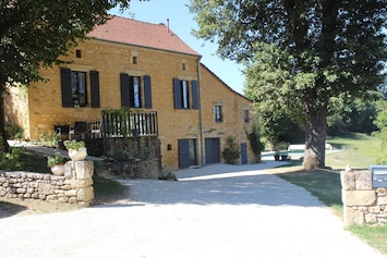Vue d'ensemble de la maison avec son entrée et son parking.