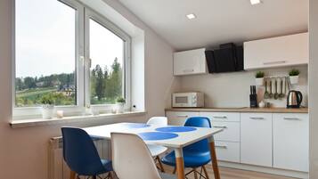 Deluxe Apartment | Living area | 42-inch flat-screen TV with cable channels, LCD TV