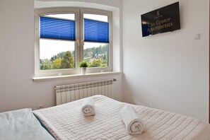 1 dormitorio, sistema de insonorización, tabla de planchar con plancha