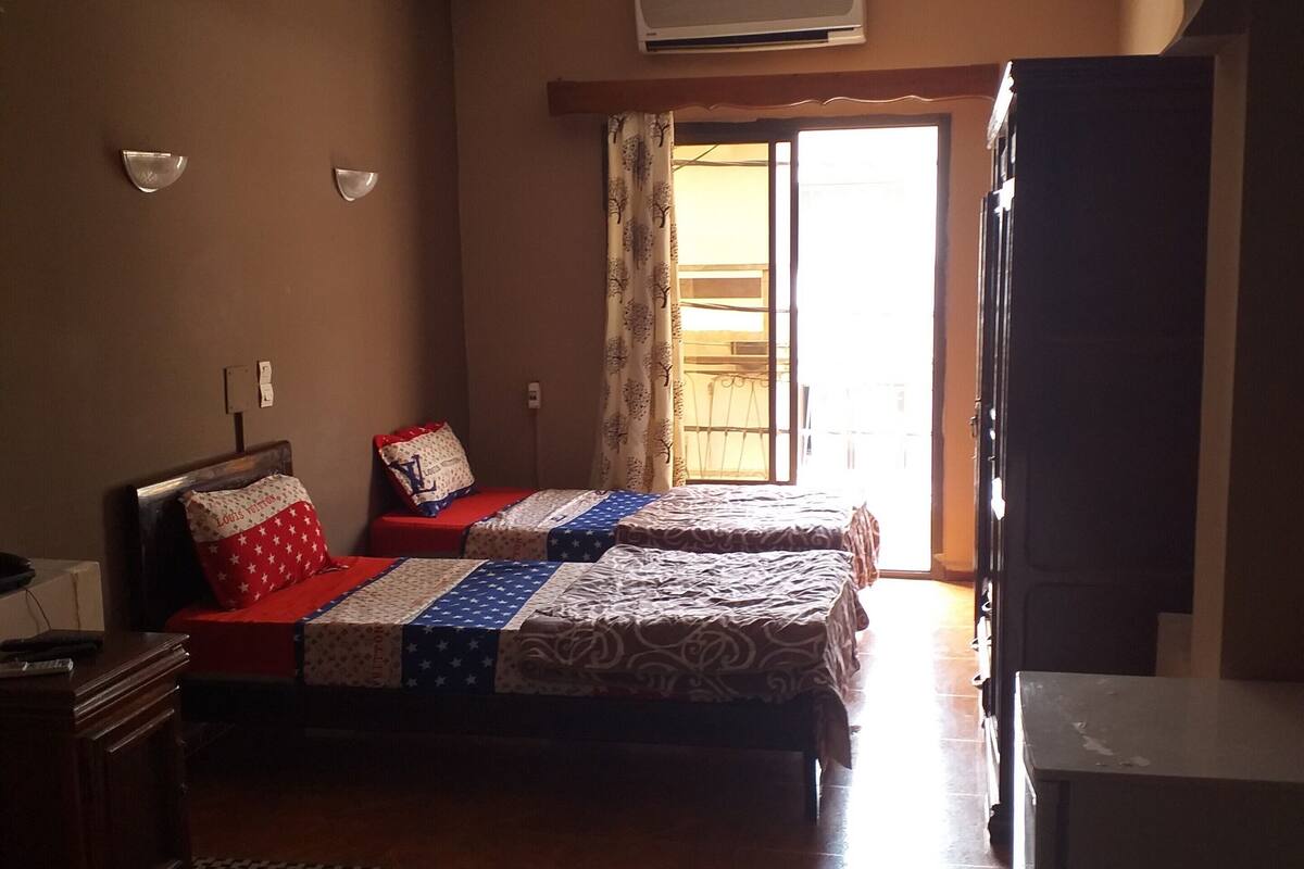 Cortinas blackout, wifi gratis y ropa de cama