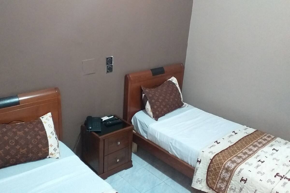 Cortinas blackout, wifi gratis y ropa de cama