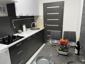 Tina, secadora de cabello, toallas 