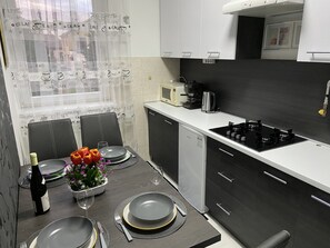 Departamento superior | 1 habitación, decoración personalizada, muebles diferentes y escritorio 