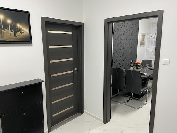 Télévision à écran plat de 80 cm avec chaînes par câble, télévision